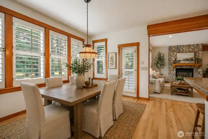 Virtually staged dining room