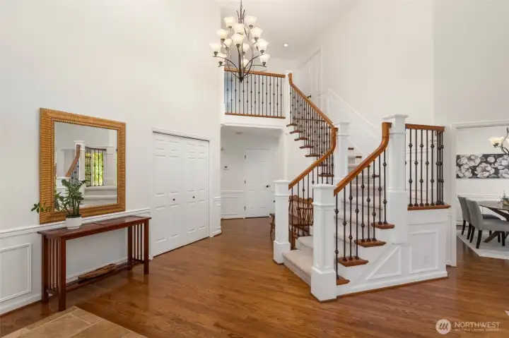 Beautiful light and bright entry welcomes you in with vaulted ceilings and fresh paint.