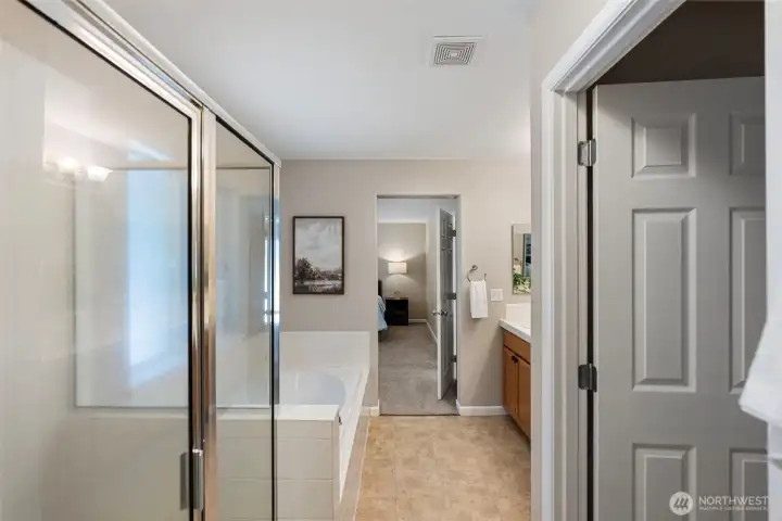 Primary 5 piece en-suite.