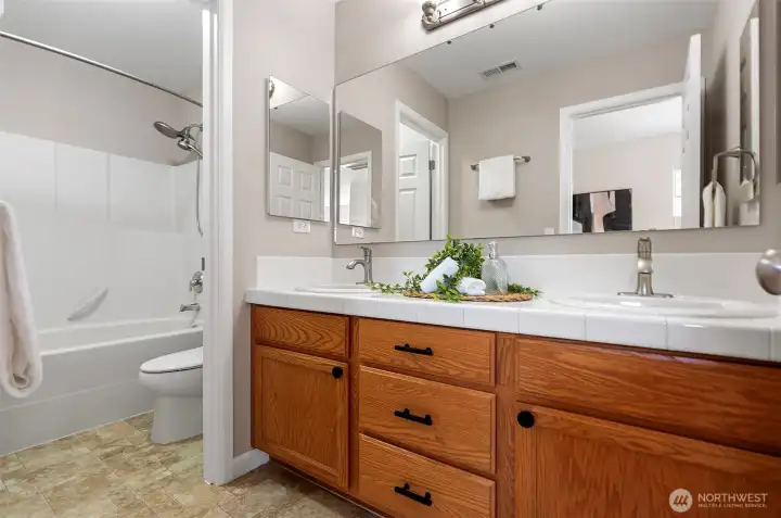 Full bath (upstairs).
