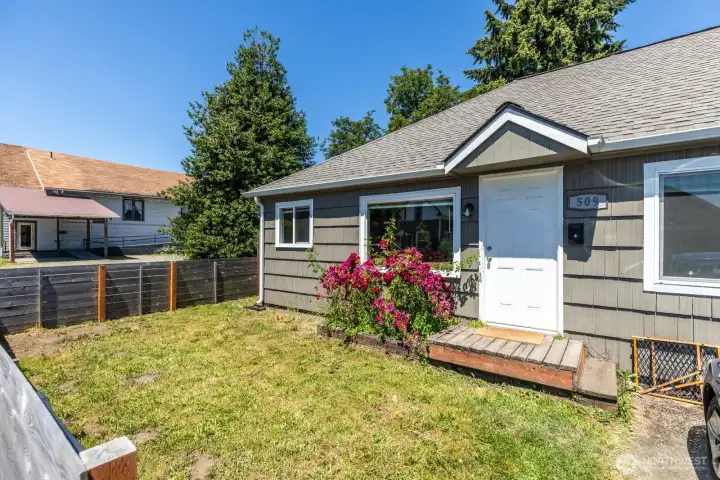 Individual unit 509 entrance with a fenced front yard and low-maintenance outdoor space.