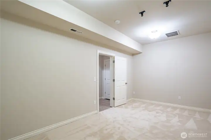 Flex space for Office/Gym/Shop or Theater