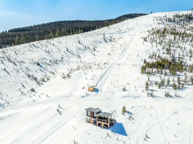 The warming hut is central between the upper 3 ski runs and the lower family bowl.