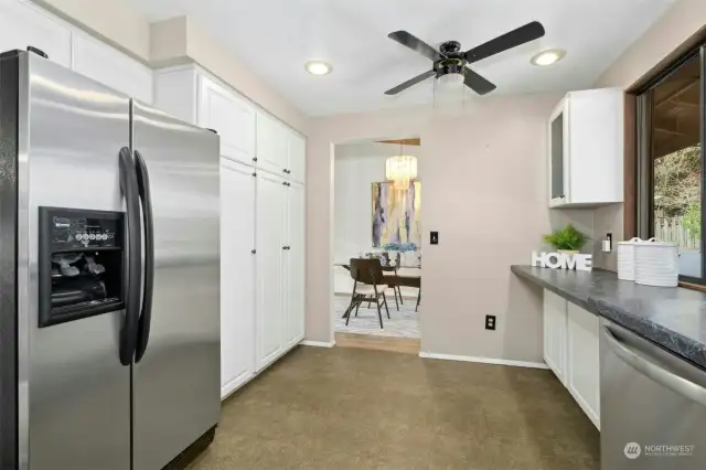 Eat-in area next to the dishwasher.