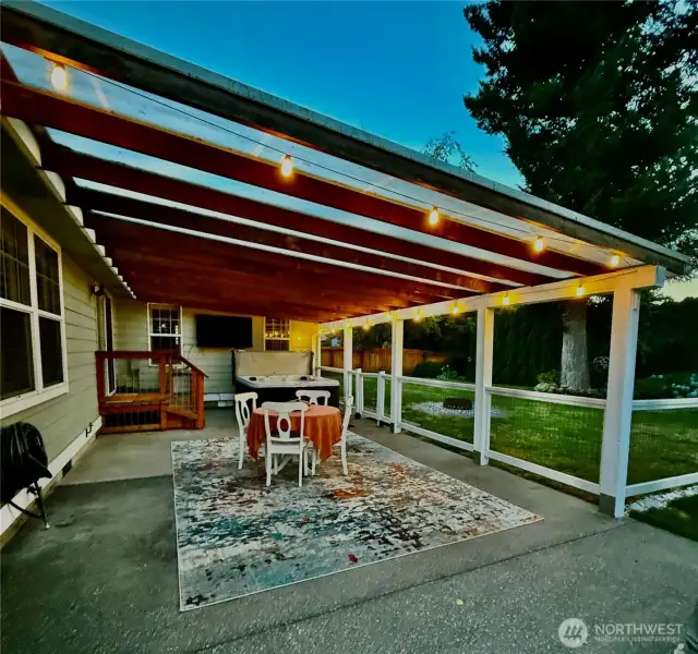Covered patio with Jacuzzi, Big Screen Tv and lighting perfect for entertaining