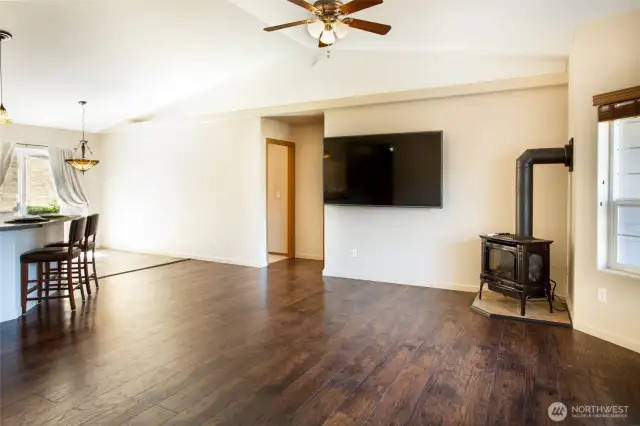 If the sun beams down too hot come inside and enjoy the air conditioning. If the winds are chilly, the gas stove will warm you up fast.