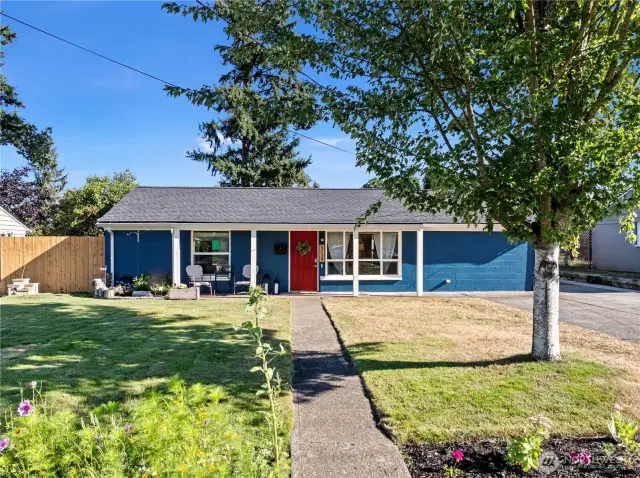 Front of home, lrge yard, garden space