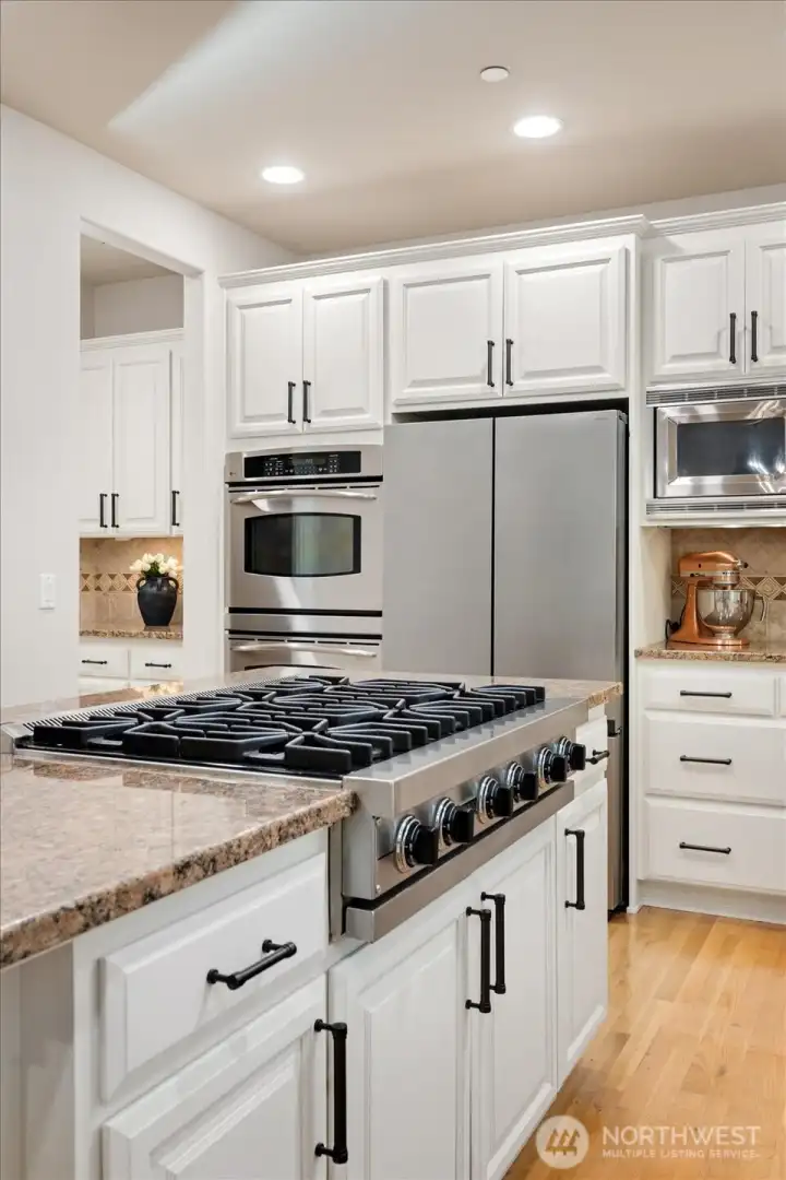 Large 6-burner Viking stove! Great for the professional home chef!