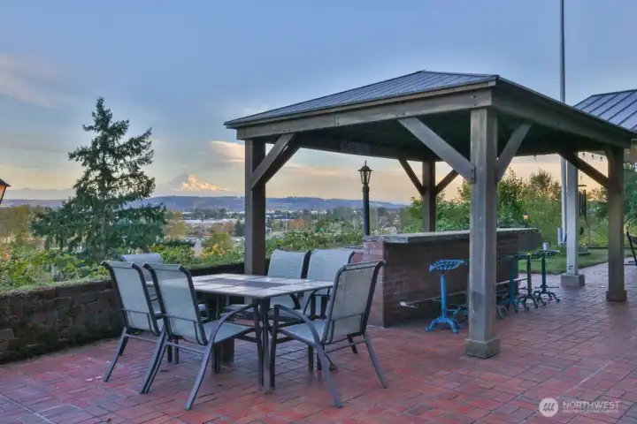 Built in outdoor kitchen & bar