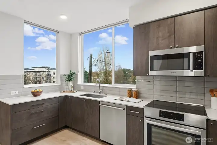 High-end Bosch appliances including an induction stovetop for the serious home cook!