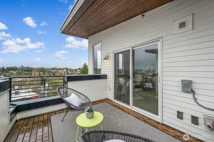 Fantastic view deck to enjoy Seattle Summers!