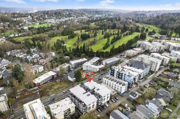 West Seattle Golf Course, Trader Joes, Luna Park restaurants, and so many other amenities so close!