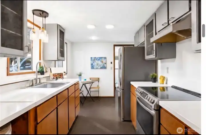 Image is virtually staged.  Range on order is not a "drop-in" range.