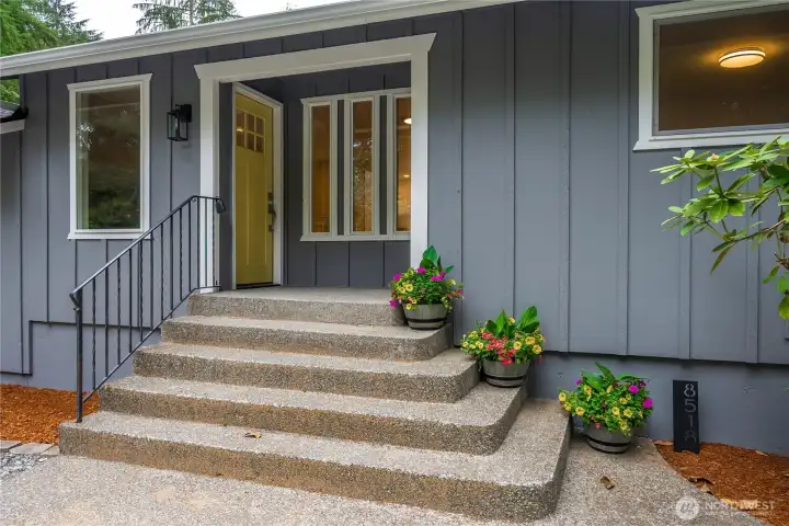 With 2792 sf, 3 bedrooms, 3 separate bathrooms, and two living areas, PLUS extra finished rooms - this home has what you're looking for.