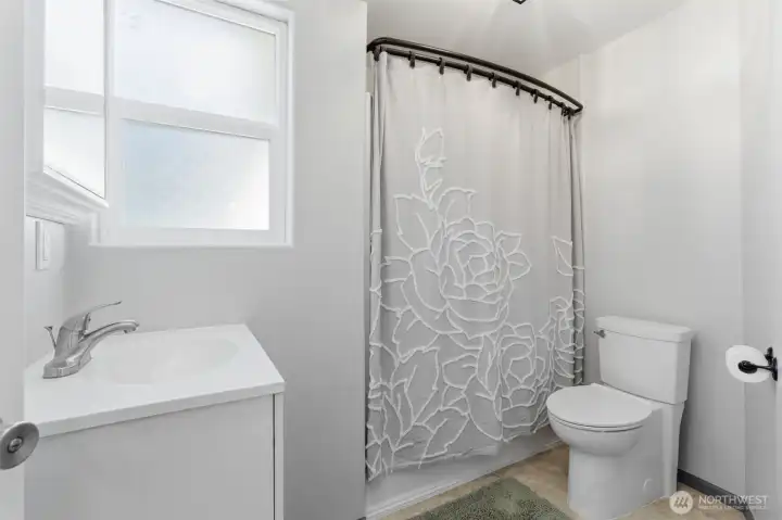 Full bath off of hallway