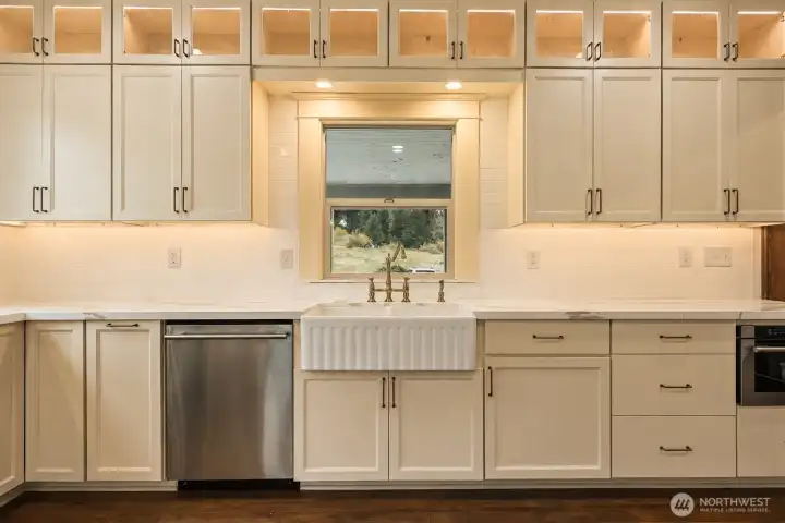 Beautiful farm sink & brass hardware