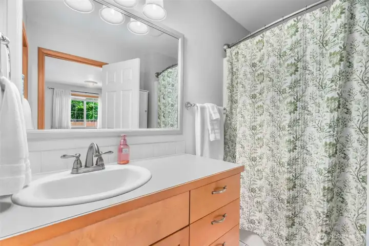 Primary bedroom bathroom