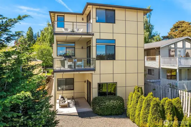 Tri-level living offering decks with views!