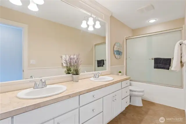 Guest Bath - Upstairs
