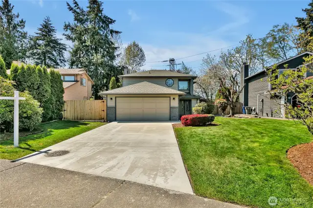 1991 Craftsmanship with the Style of 2025.  1920 Sq. Ft. 3 Bedrooms, 2 1/2 baths, Living Room, Family Room, Den and A Beauitiful Kitchen