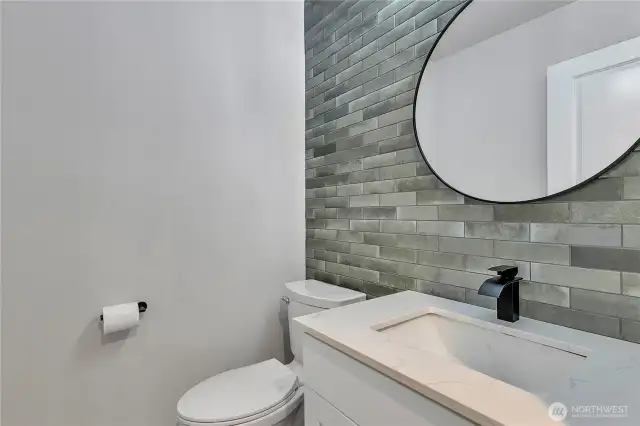 Main level 1/2 bath