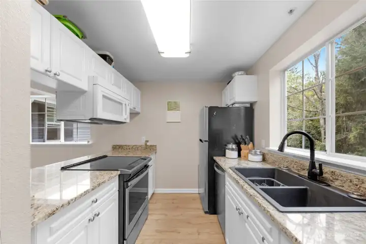 Kitchen w/ updated granite countertops