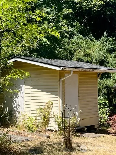Outbuilding that dreams of becoming a guest room/office