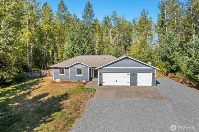 Great, quiet location yet still just minutes to shopping, recreation, schools, JBLM (easy access via East Gate), Welcome Home!
