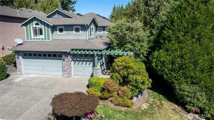 Wrap around garden, with plenty of street parking space !