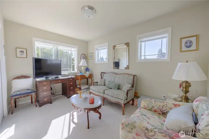 Upstairs Bedroom 3 /office