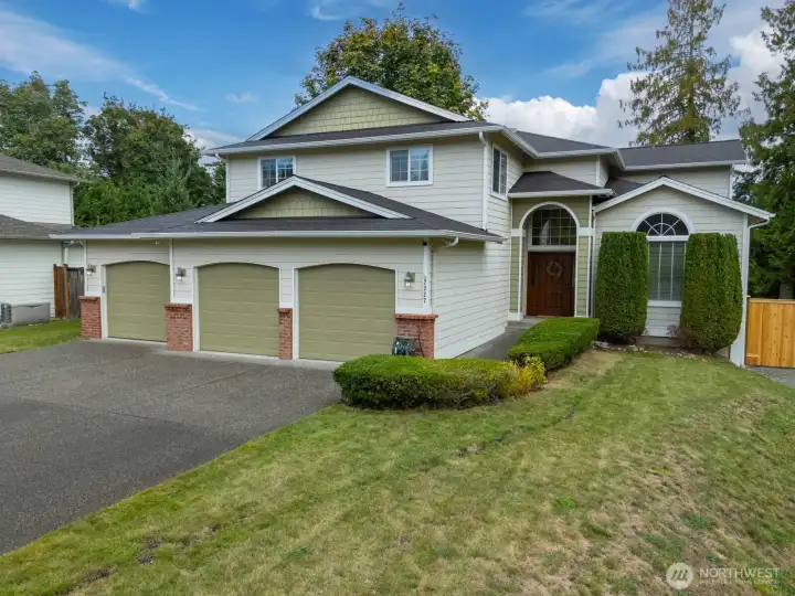 Massive 3-bay garage with plenty of parking at the end of a quiet cul de sac.