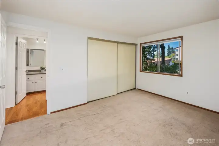 Second guestroom with view of pool.