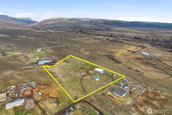 Property lines are an estimate for reference only. Buyer to verify property lines to their satisfaction.