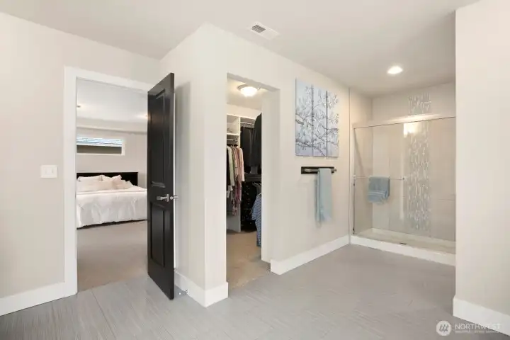 Primary en-suite bathroom with walk-in closet