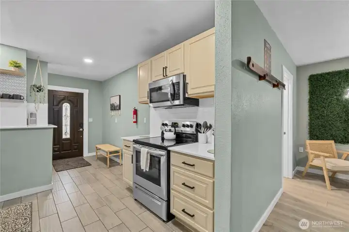 Laminate floors throughout!