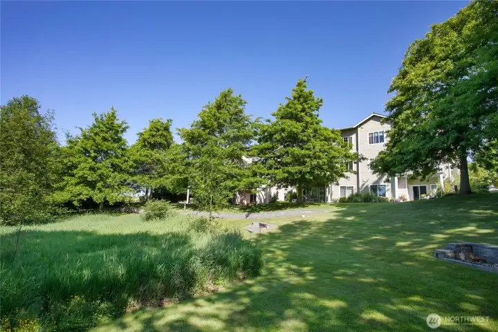 Locate close to medical facilities, Whatcom Community College, shopping, resturaunts, and Cordata Park.