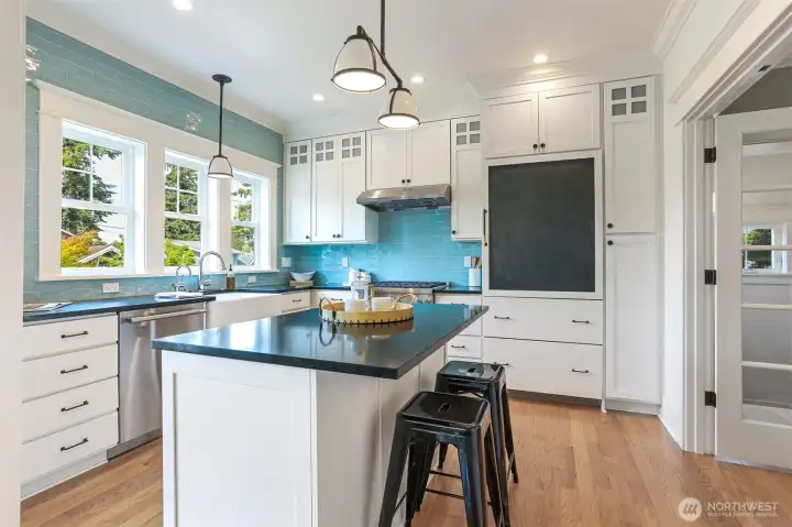 Chef's eat-in kitchen with Thermador gas   range & Liebherr fridge!