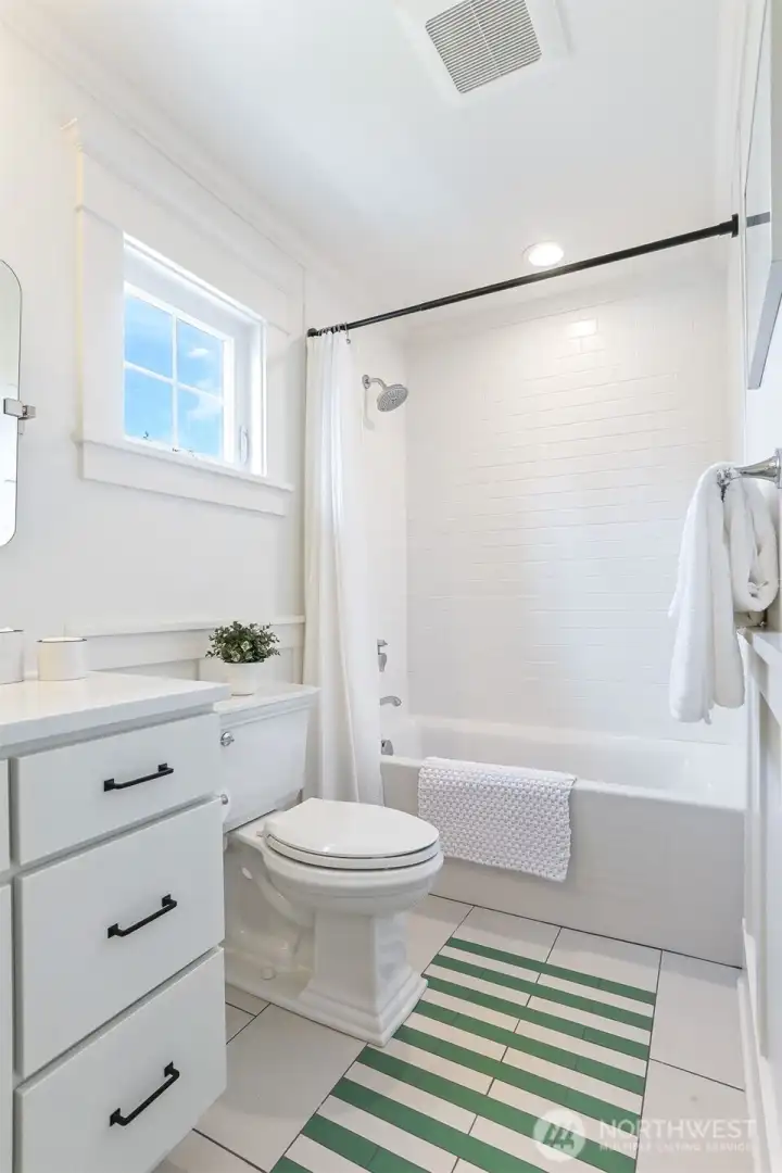 Full hall bath