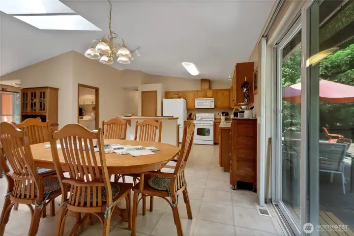Dining to kitchen