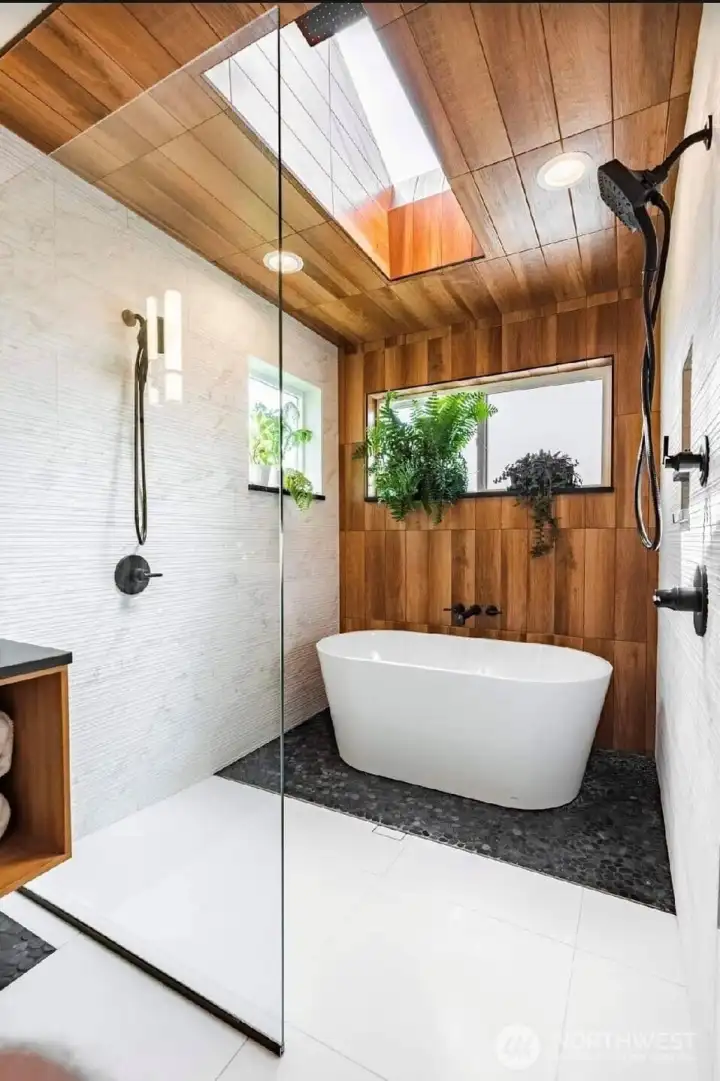 Primary bath / wetroom