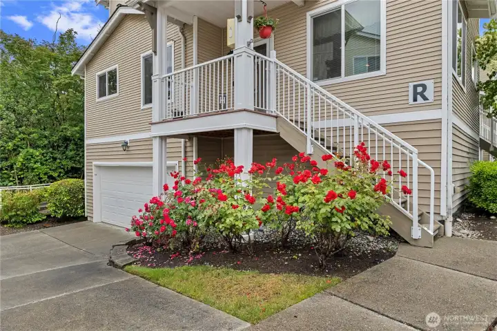 Beautful end unit townhome with 2 car garage Beautful end unit townhome with 2 car garage