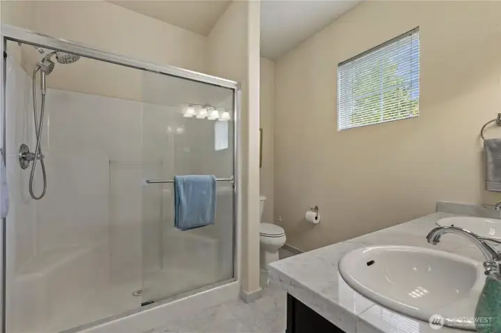 Primary en-suite bath with walk in shower Primary en-suite bath with walk in shower