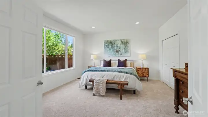 Spaciious main-floor suite with full bath provides convenience and versatility. Spaciious main-floor suite with full bath provides convenience and versatility.