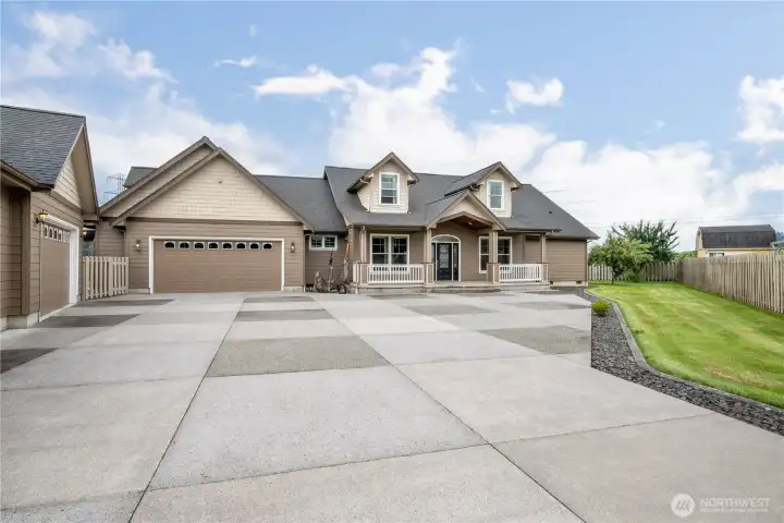 Driveway w/Ample Parking Driveway w/Ample Parking