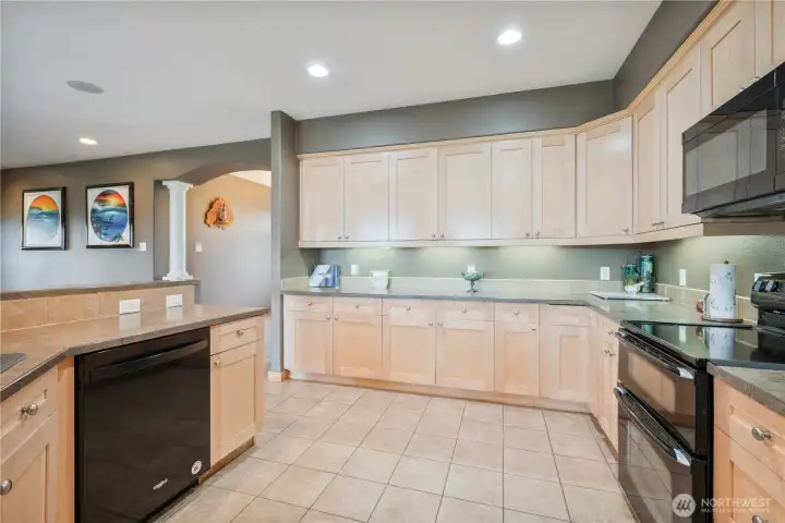 Kitchen w/Ample Cabinets Kitchen w/Ample Cabinets