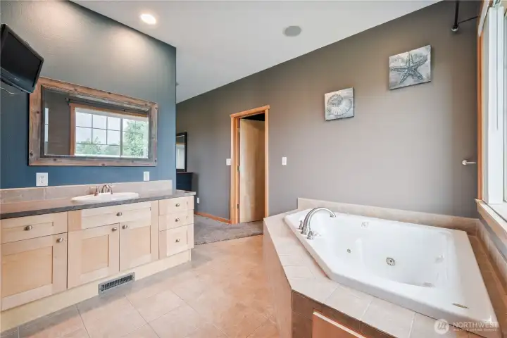 Primary Bathroom w/Jetted Tub Primary Bathroom w/Jetted Tub