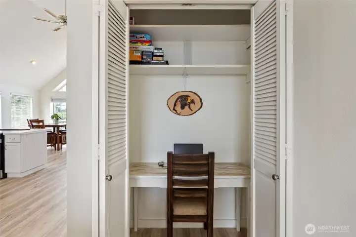 Flex area used as office space, can be turned into a closet.