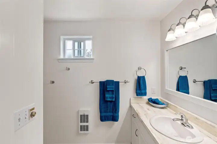 Upper level full bath.
