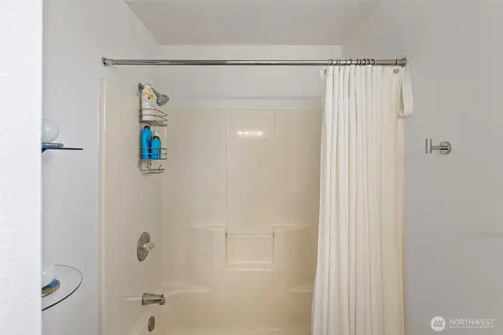Upper level full bath.