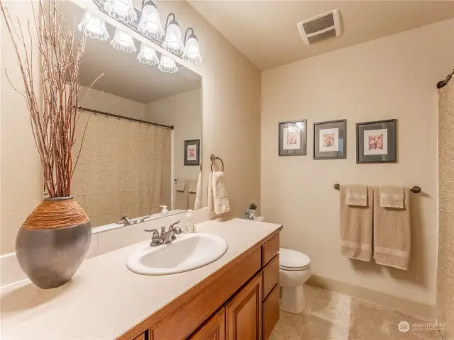 Upstairs Full Bathroom